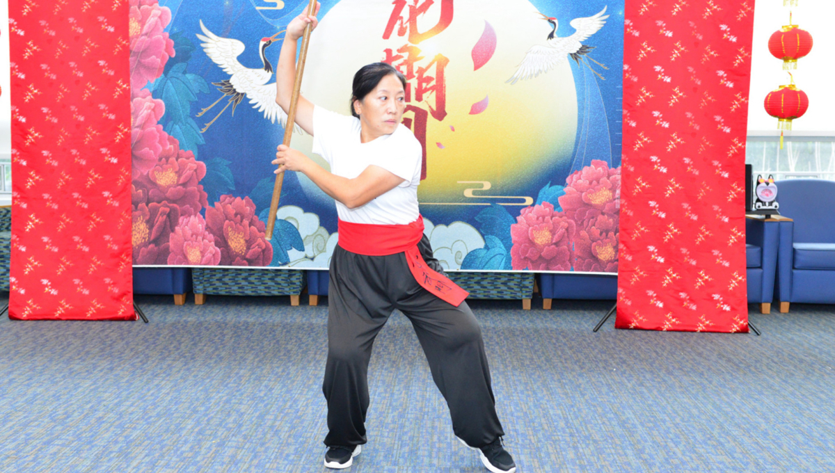 DSC_6103_1_OCA-LadyKungFuDemonstratorWithStaff